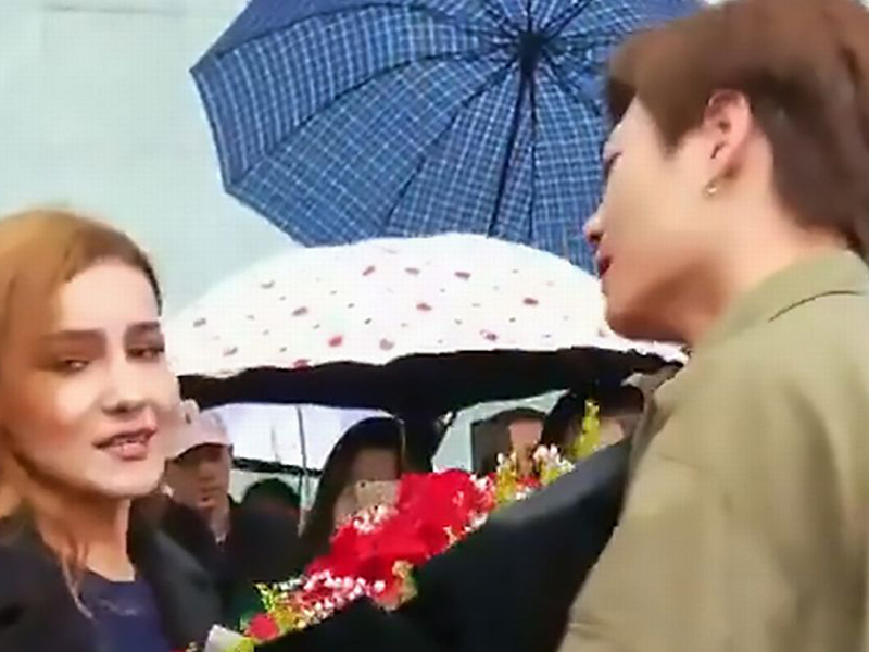 اضغط لمشاهدة الفيديو: فتاة ترفض الزواج من شاب ركع أمامها وقدم لها سيارة فاخرة!